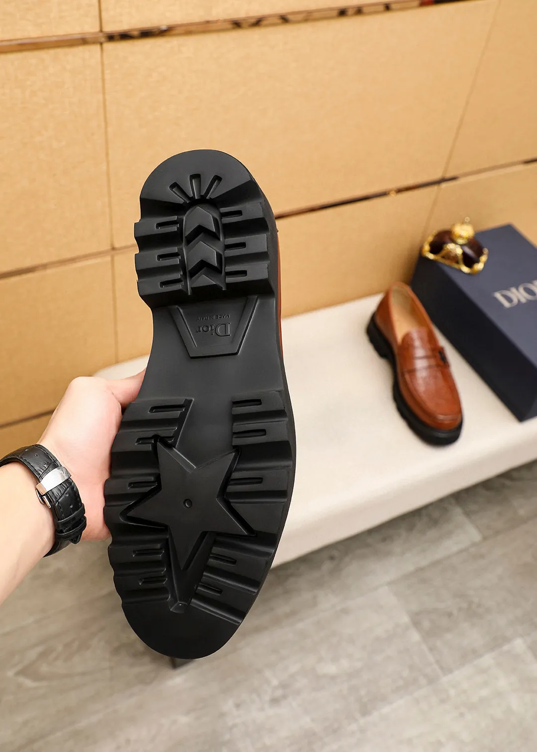 Men's shoes 💰480 💐 Product trademark: Dior "Dior" casual leather shoes Regular size: 39-44 (45🉑️customized) Product materials: Selected Italian imported first-layer calfskin embossed upper + classic hardware buckle, imported water-dyed 🐂 cowhide lining. Strong three-dimensional visual effect, original outsole color: 1⃣️color optional
